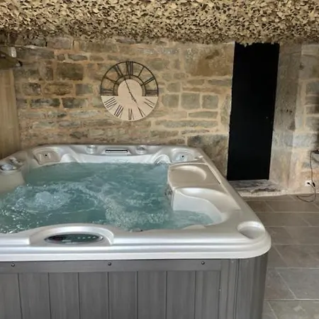 Authentique Grange Renovee Avec Piscine, Jacuzzi Feriehus